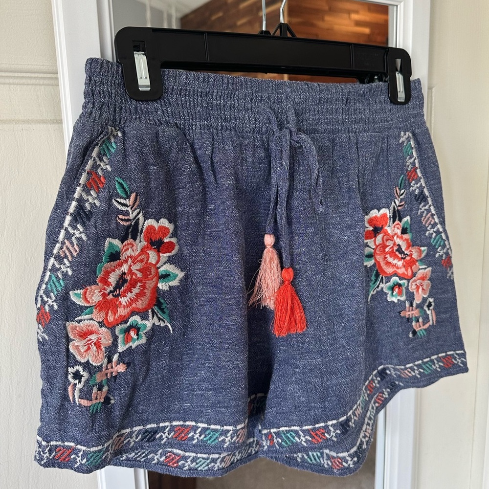 NWOT🧡THML Floral Embroidered shorts S